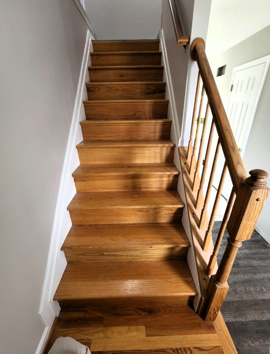 wooden-staircase-before-renovation